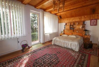 Casă cu 8 camere în Clăbucet