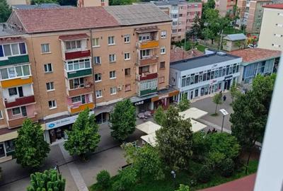 Apartament cu 3 camere decomandat în Central - 1
