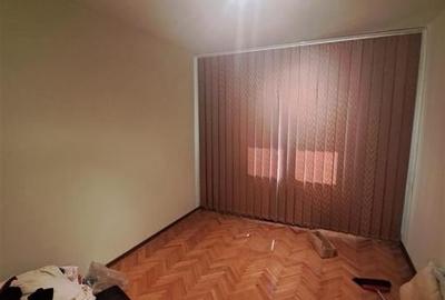 Apartament cu 3 camere decomandat în Bâlc