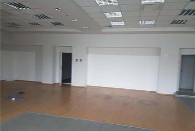 Spațiu comercial, de 530 mp, în Central - 8