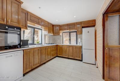 Casă cu 4 camere cu Teren 835 Mp în Central