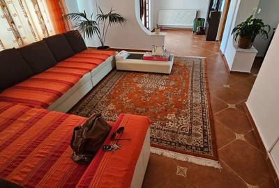 Casă cu 4 camere cu Teren 700 Mp în Central