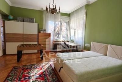 Apartament cu 4 camere decomandat, mobilat în Central