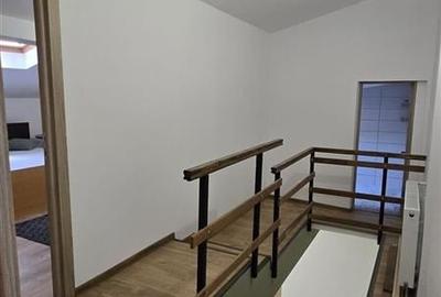 Pet friendly!Locuinta renovata,3 camere + mansarda,curte cu acces auto, Central, - 4