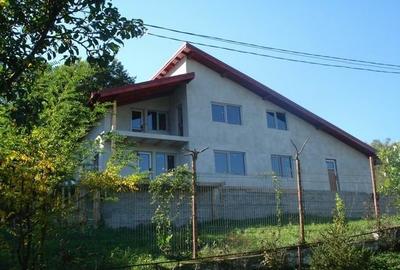 Casă individuală cu 6 camere în Pucioasa-Sat