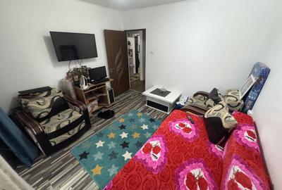 Apartament cu 3 camere decomandat, mobilat în CET - 3