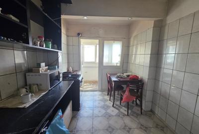 Apartament cu 3 camere decomandat în Costin Georgian
