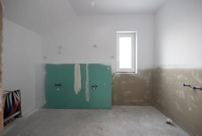 Despartit prin casa scarii! Zona buna! Asfalt! Toate utilitatile! - 10