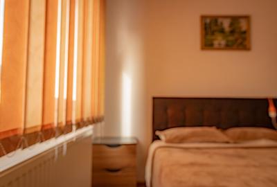 Apartament cu 3 camere semidecomandat în Central - 1