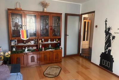 Apartament cu 3 camere decomandat în 1 Mai - 9