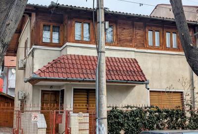 Ferdinand,S+P+E,zona protejata de vile,langa parc,strada cu spatiu verde,liniste