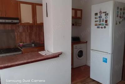 Vand apartament cu 3 camere, decomandat,cartier 1 Mai - 3