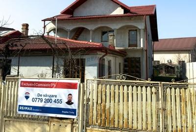 Casă cu 8 camere cu Teren 440 Mp în Central - 1