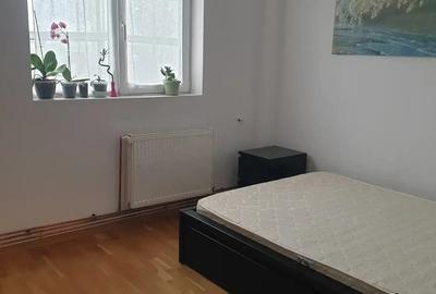 Apartament cu 3 camere semidecomandat în Olteniței