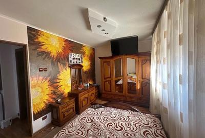 Apartament cu 3 camere semidecomandat în Central