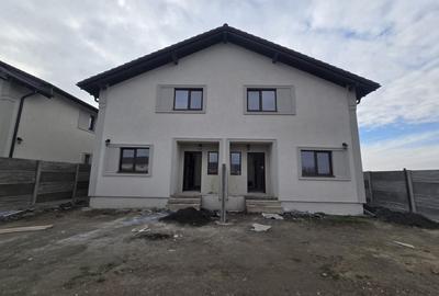 Duplex cu 4 camere cu Canalizare în Moșnița Nouă
