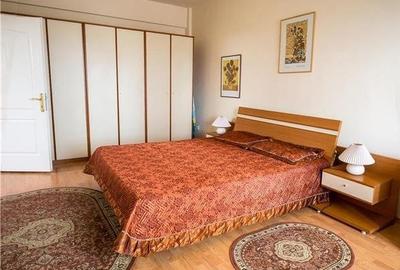 Apartament cu 3 camere decomandat în Universitate