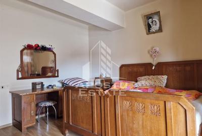 Casa familiala cu spatiu comercial si garaj P+1E+M 720 Mp - 2