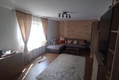 Casă individuală cu 8 camere cu Canalizare în Km 5 - 1