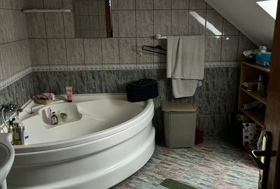 Casă cu 5 camere cu Canalizare în Central - 11