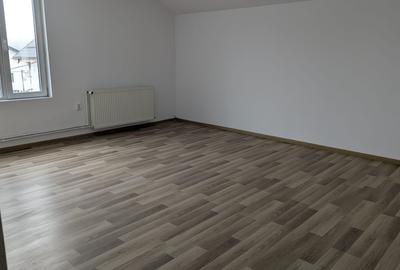 Casă individuală cu 6 camere cu Canalizare în Central