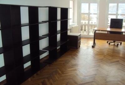 Casă cu 8 camere în Corunca