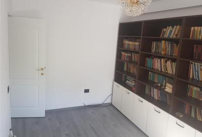 Apartament cu 3 camere decomandat în Apollo