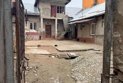 Casă cu Teren 380 Mp în Central - 2