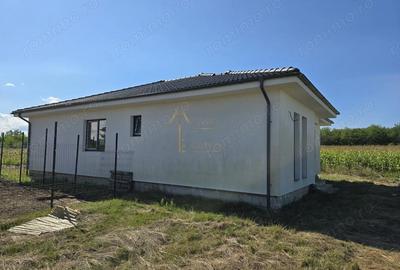 Casă cu 4 camere cu Canalizare în Central