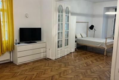 Apartament cu 3 camere semidecomandat în Central