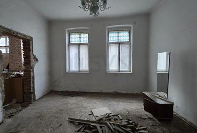 Casă individuală cu 4 camere cu Canalizare în P-ța Victoriei - 2