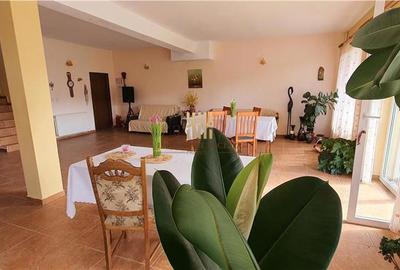 Casă cu 10 camere cu Teren 700 Mp în Durău