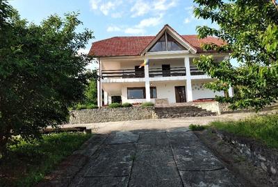Casă cu 6 camere cu Teren 4600 Mp în Runcu