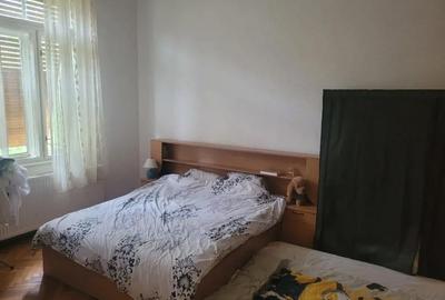 Apartament cu 3 camere semidecomandat în P-ța Maria