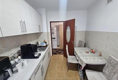 Apartament cu 3 camere semidecomandat, mobilat în Micro III - 30