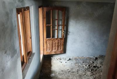 Casă cu 5 camere cu Teren 4316 Mp în Telești - 1