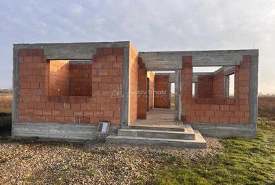 Casă cu Teren 560 Mp în Tărian