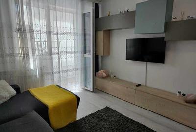 Apartament cu 3 camere decomandat în Astra