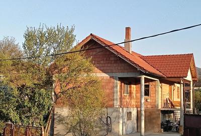 Casă cu Teren 600 Mp în Central - 1