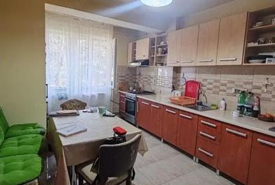 Apartament cu 3 camere semidecomandat în Central