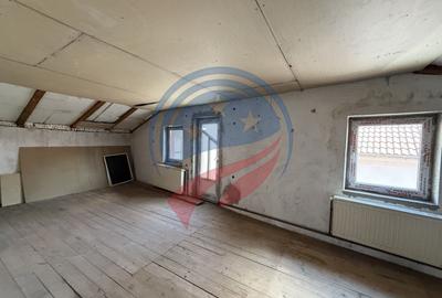 Casă individuală cu 8 camere cu Teren 453 Mp în 1 Mai - 15