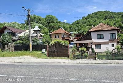 Casă cu 3 camere cu Teren 1320 Mp în Central - 1