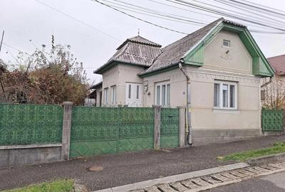 Casă cu 2 camere cu Teren 1000 Mp în Central