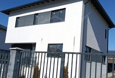Casă individuală cu 4 camere cu Canalizare în Chinteni