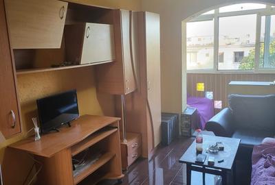 Apartament cu 3 camere semidecomandat, mobilat în Tomis Nord