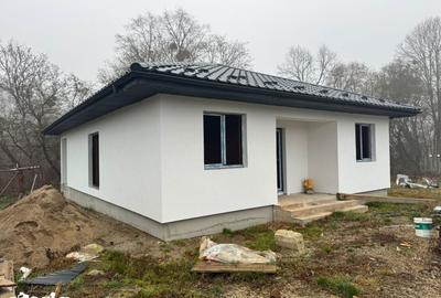 Casă cu 3 camere cu Teren 450 Mp în Groși