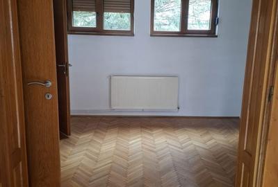 Casă individuală cu 6 camere cu Canalizare în Central - 4