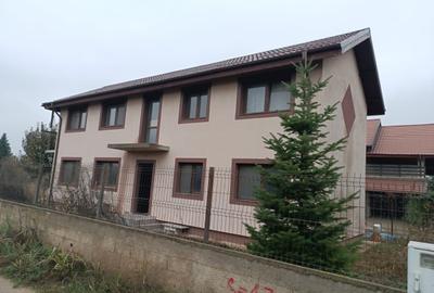 Casă cu 4 camere cu Teren 1000 Mp în Central