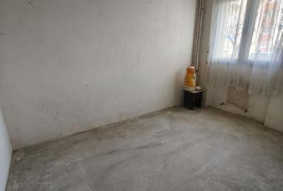 Apartament cu 2 camere decomandat în Rovinari - 3