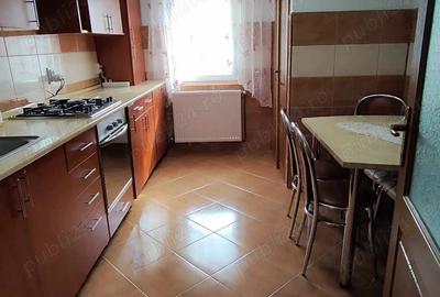 Inchiriez apartament 3 camere - 4